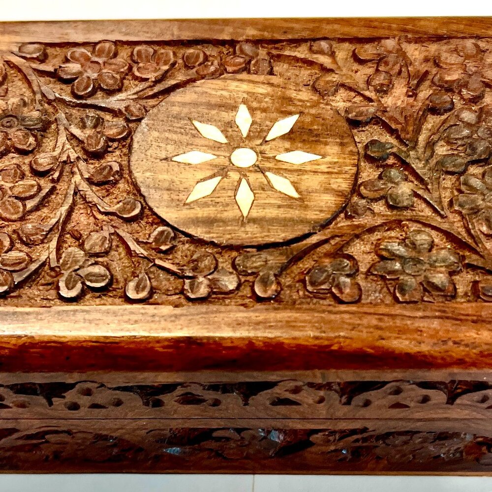 VINTAGE DECORATIVE CARVED WOOD AND INLAY LINED BOX